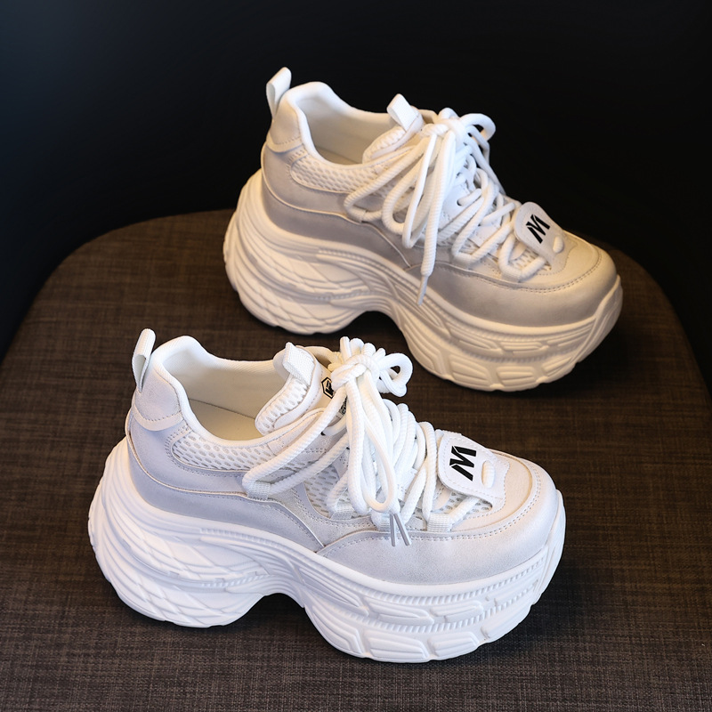 Giày sneaker nữ đế dày tăng chiều cao, mặt lưới thoáng khí, phong cách bánh xốp — Màu be