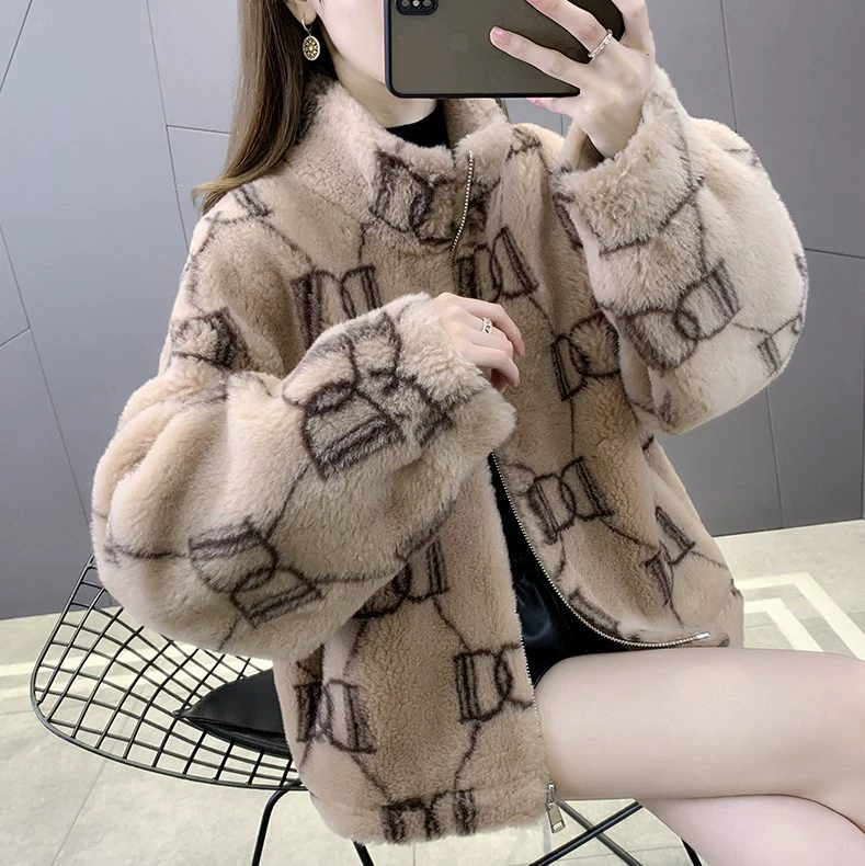 Новое зимнее стиль 2025 года Haining Fur Young Sheep Sheep Coat Lamb Fur Compound Fur Coat