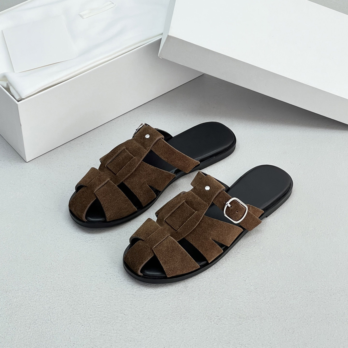 ¡Minimalismo retro! Francia T & R trenzado zapatillas de verano nuevo hueco con hebilla plana zapatillas romanas