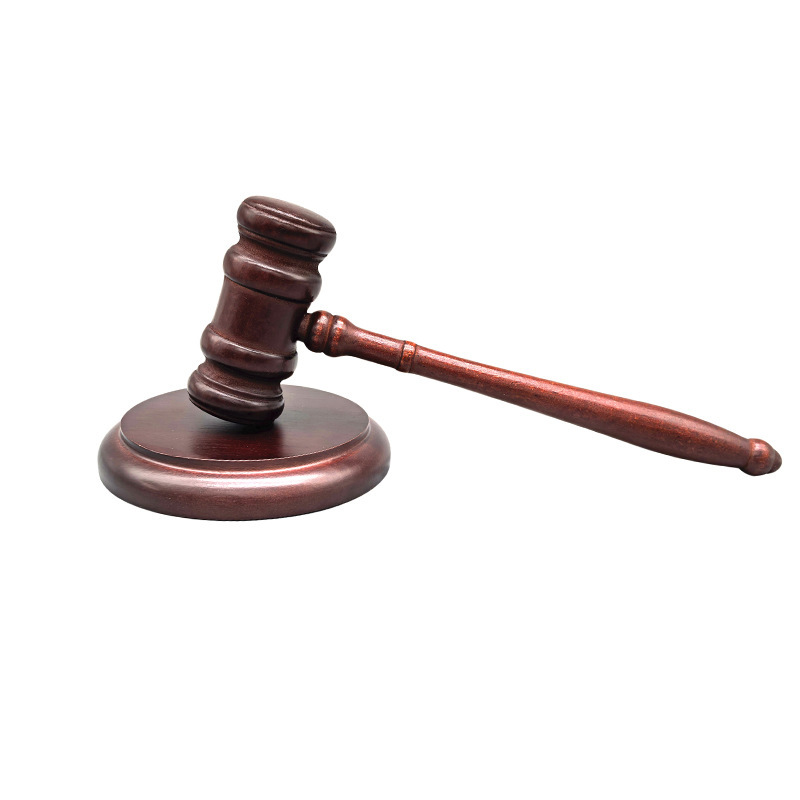 裁判官のハンマーは競売にかけてハンマーをたたきます。子供は周の道具を捕まえます。|undefined