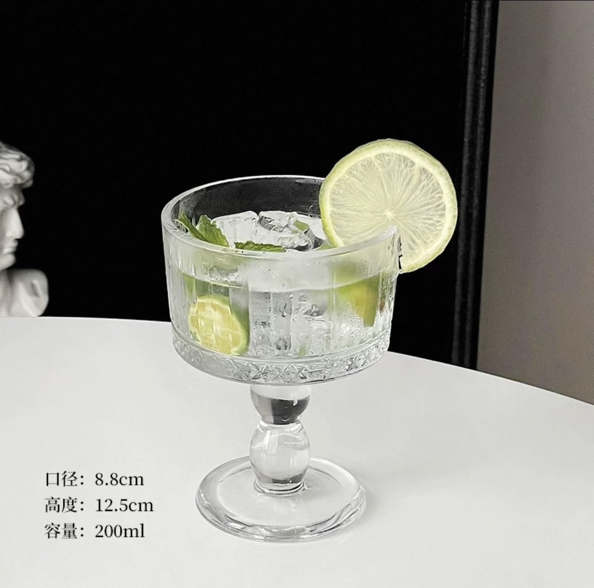 투명한 다이아몬드 잔