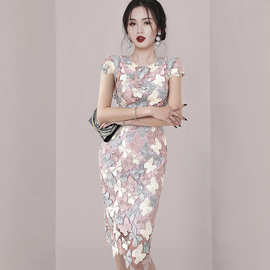 2024夏季新款名媛风圆领连衣裙气质拼色水融花修身中长蕾丝包臀裙