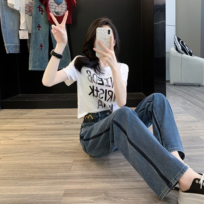 女性のためのナロージーンズスーツ 2024 新しいストレートハイウエストスリムジーンズショート多用途 Tシャツ 2 点セット|undefined