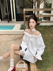 韓国系の甘い立体花の一字襟のシャツの女性の春の新型の絶美のラッパの袖の独特な気質の上で服を着ます。