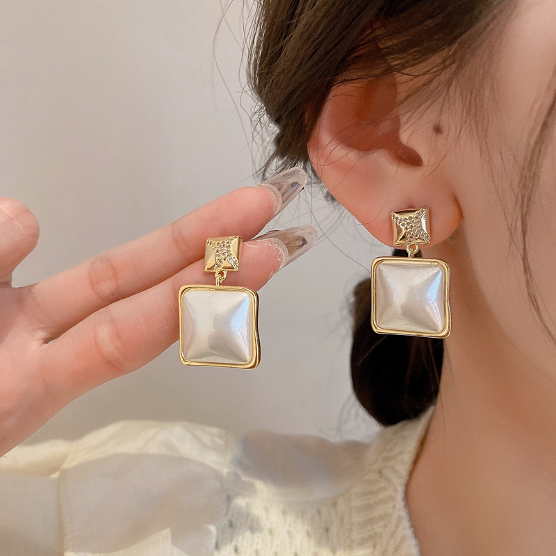 30g Weight Artificial Pearls Inlay Material 1 Pair Retro Geometric Water Droplets Flower Alloy Plating Artificial Pearls Women's Drop Earrings
