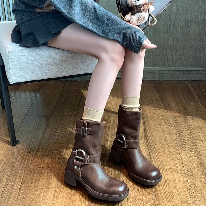 Botas cortas occidentales de cuero suave con hebilla metálica retro y tacón grueso para mujer, nuevas botas de motociclista estilo punk para otoño e invierno.