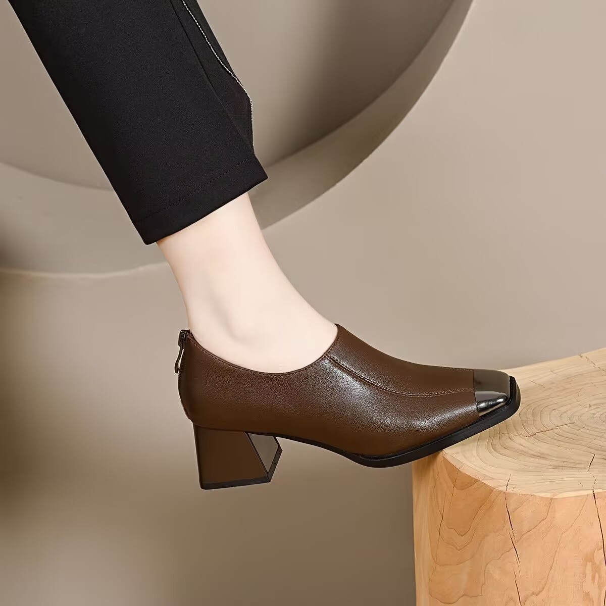2026 verano de estilo francés de metal cuadrado tacones gruesos anti-deslizante desgaste profundo temperamento de base suave zapatos de moda para mujeres