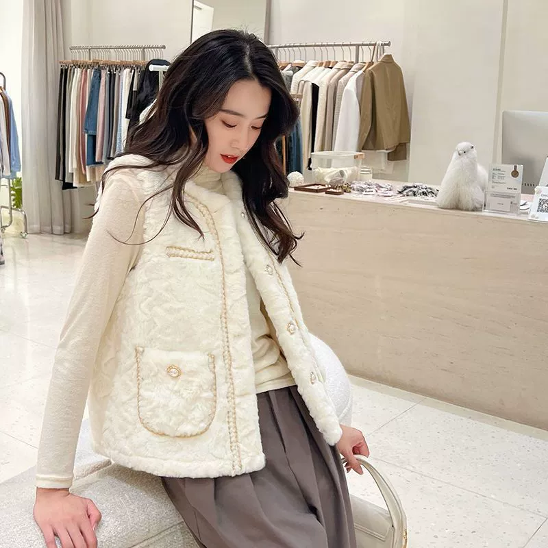 Демисезонный жилет без рукавов в стиле Chanel, oversize, пушистая текстура, комфортный крой