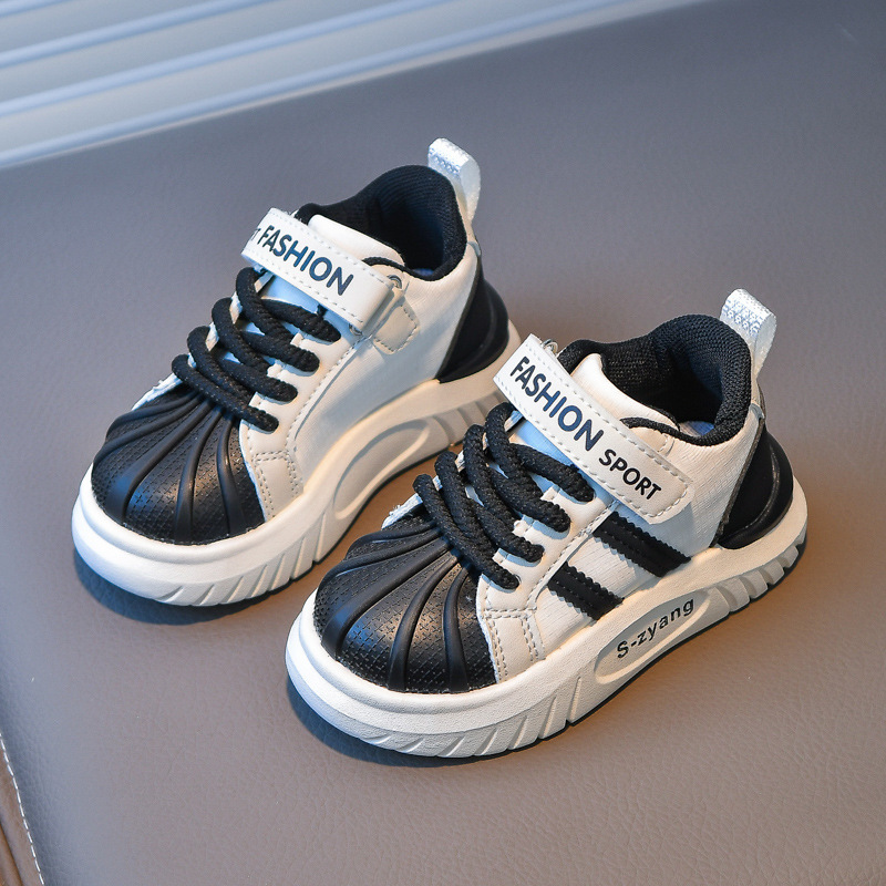 Calzado deportivo para niños 2025 primavera nuevo estilo zapatos de cuero impermeables para niños de suela suave, zapatos de tabla pequeños casuales de todo fósforo para niños de mediana edad