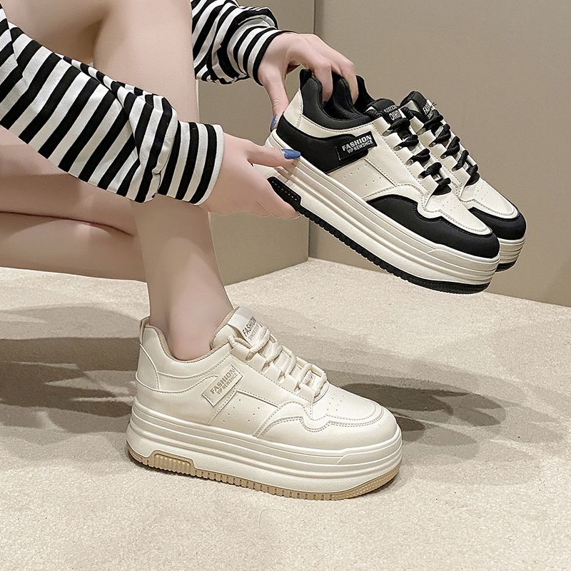 Internet popularidad explosiva 2024 nueva moda de otoño con suela gruesa zapatos de muffin de estilo de campus zapatos de skate resistentes al desgaste pequeños zapatos blancos para mujeres