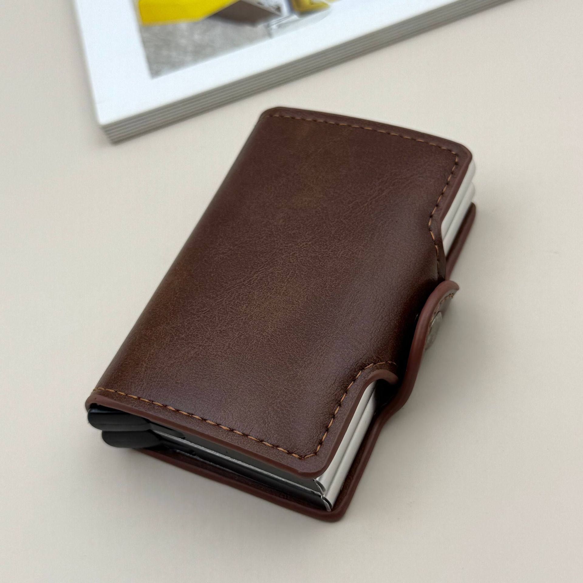 Nuevo anti-damagnetismo simple bolsa de tarjetas de doble aluminio euroamericano tarjeta de resorte automática de gran capacidad multifuncional tarjeta de sujeción de stock spot transfronterizo