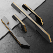 �|�ˬF�����s�����L�����X�Ͻ�һ�׺ڽ��pɫ�ߙn���W�Ҿ��T����