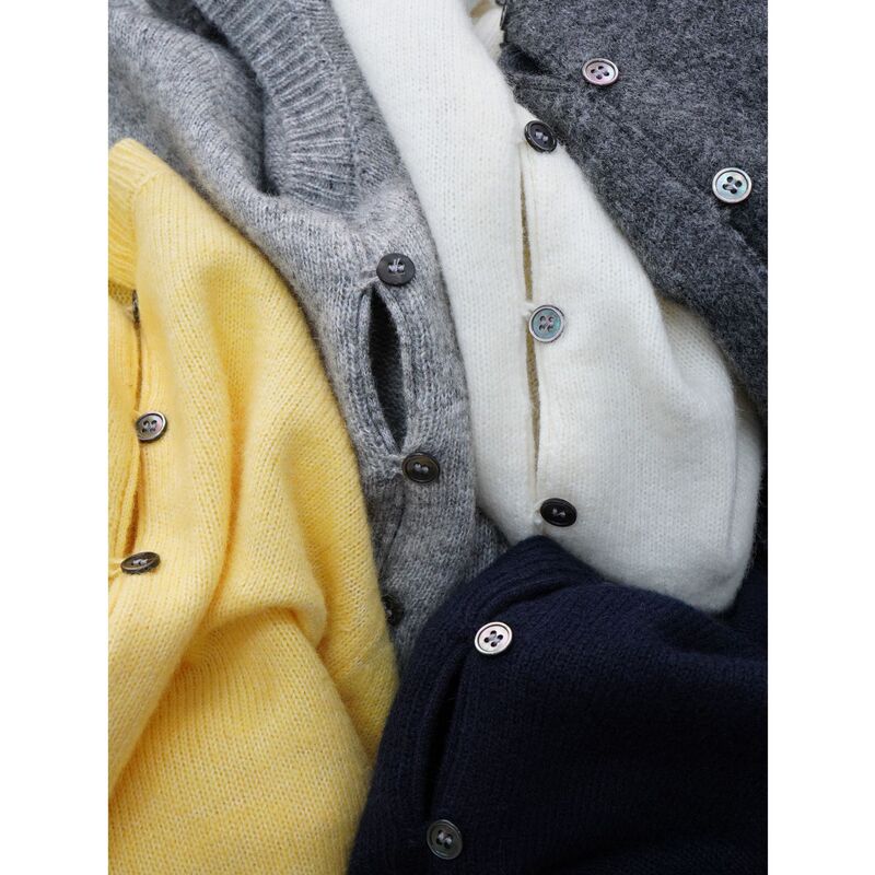 Gray Round-Neck Cardigan, Miu-Style Fashionable Cardigan, Wool Base Knit, French Short Sweater for Women with a Sense of Atmosphere Gray Round-Neck Cardigan, Miu-Style Fashionable Cardigan, Wool Base Knit, French Short Sweater for Women with a Sense of Atmosphere