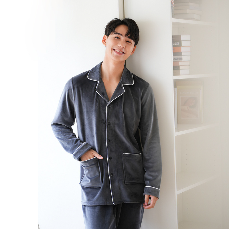젊은이와 중년층을 위한 남성용 가디건 라펠 밀크 벨벳 가정복 정장으로 편안하고 부드러우며 집과 밖에서 착용하여 따뜻하게 유지할 수 있습니다.