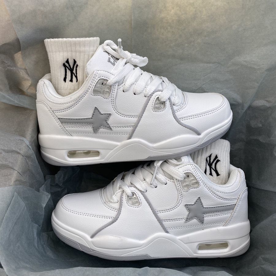 2024 verano nuevo chino rojo grueso aumento de altura zapatos casuales zapatos deportivos blancos estrellas cojín de aire pareja zapatos de patinaje mujeres