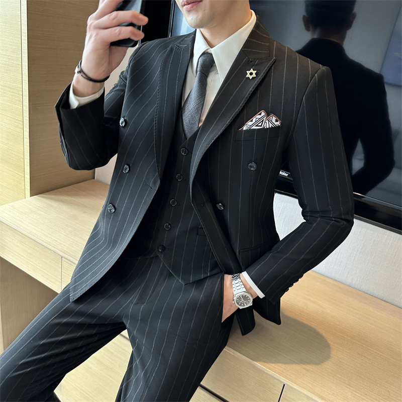Gestreept herenpak, getailleerd model, dubbelknoopsluiting, slim fit, formele kleding voor bruidegoms, getuigen, ceremoniemeesters en trendy bovenkleding._voghion.com