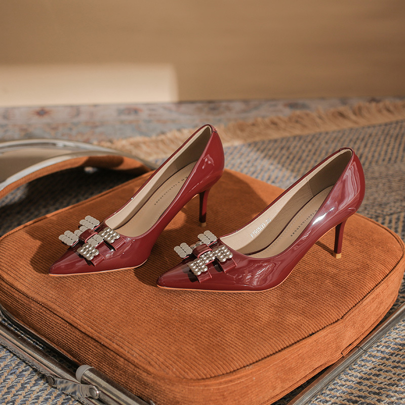 Escarpins hauts talons pointus avec nœud et rivets élégants_voghion.com