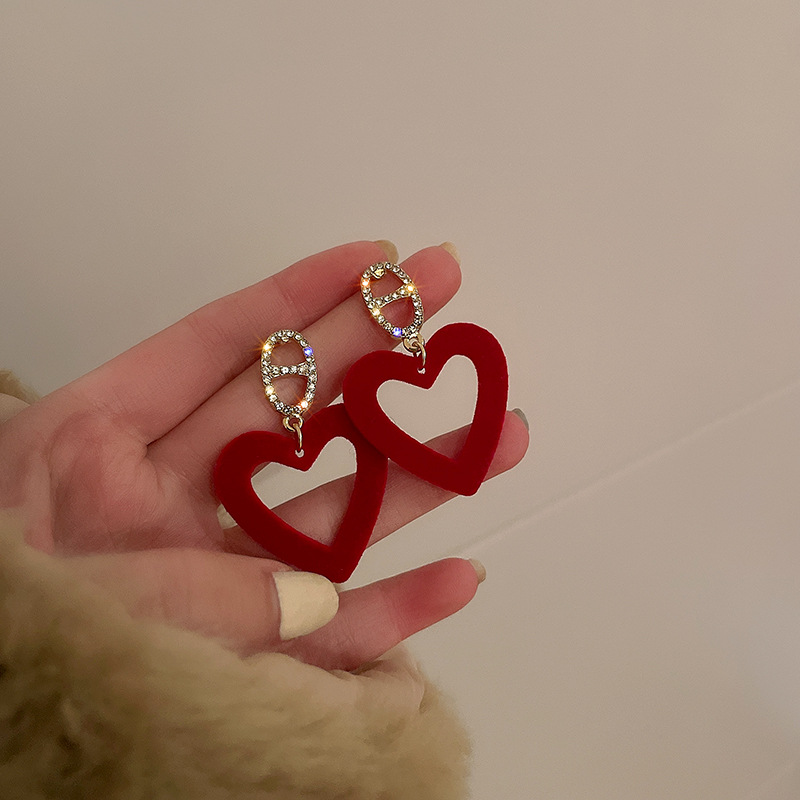 Aguja de plata Pendientes de amor exagerados europeos y americanos Pendientes de lujo ligero de alta calidad Pendientes de temperamento de metal de moda de nicho para mujer al por mayor