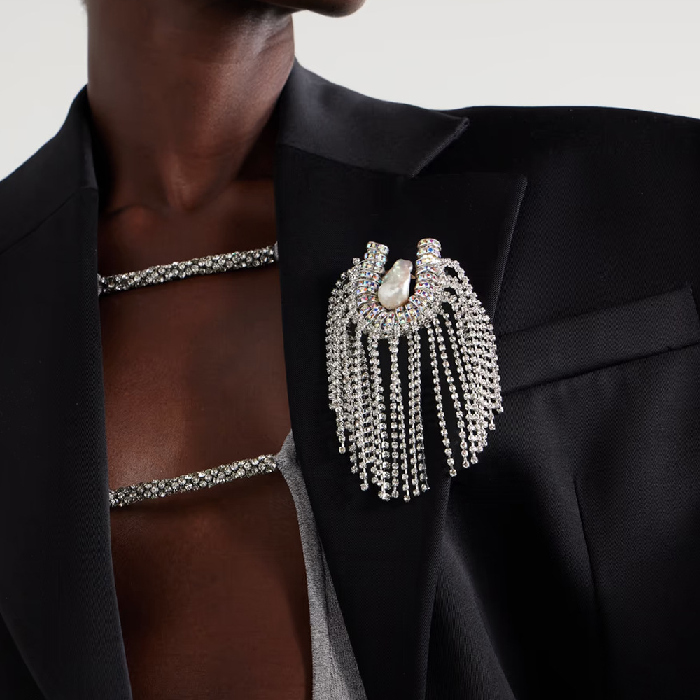 Broche de perla en forma de U popular en Europa y América exagerada personalidad de diamante flange pechos accesorios de banquete broche