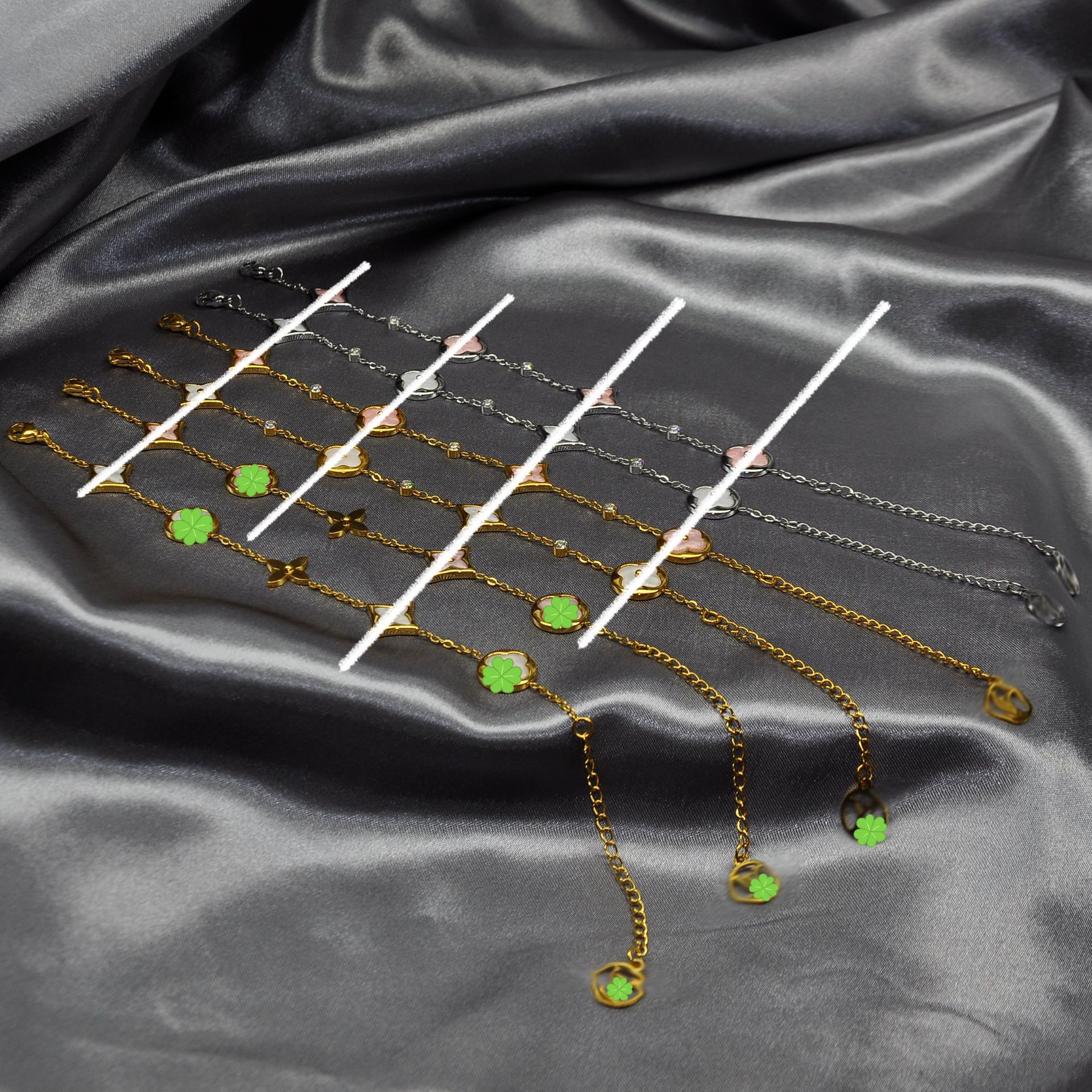 Donkey House V Gold Fashion High Version New Vacuum Electroplated 18K Clover Presbyopia Bracelet for Women Socialite Bracelet