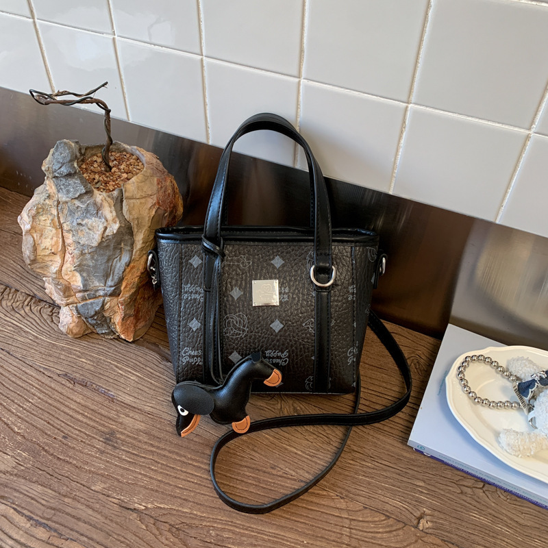 Retro Daily-Use Style New Shoulder Bag Wholesale Fashion Handbag with Lock Buckle Small Square Bag Versatile Simple Crossbody Bag for Outings Retro Daily-Use Style New Shoulder Bag Wholesale Fashion Handbag with Lock Buckle Small Square Bag Versatile Simple Crossbody Bag for Outings