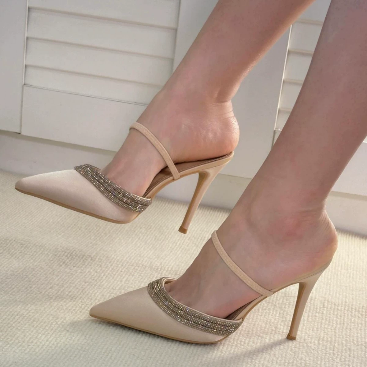 Женские туфли-босоножки на высоком каблуке-шпильке с заострённым носком, украшенные стразами, из шёлка и атласа, весенний стиль 2025 года, модель «баотоу», полусандалии, европейский и американский стиль.