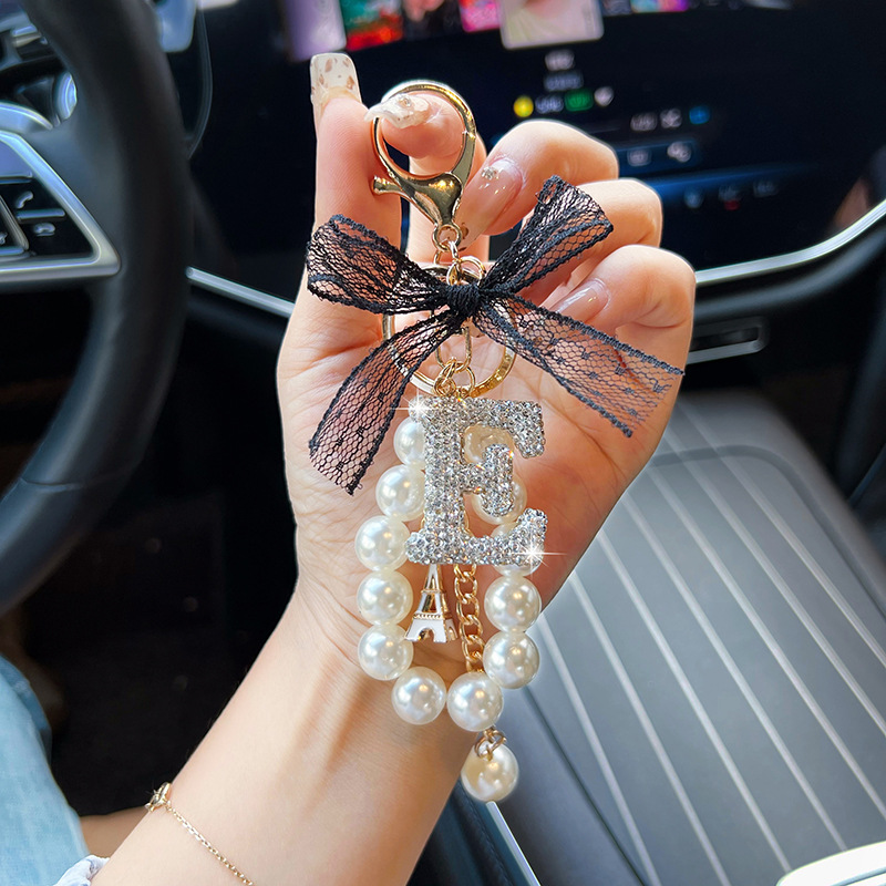 Arco de encaje de cerámica de arcilla letras llavero de perlas creativo colgante de llaves de automóvil de diamante completo colgante de bolsa