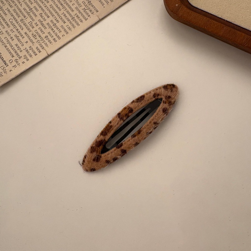 Oval light leopard print bb clip