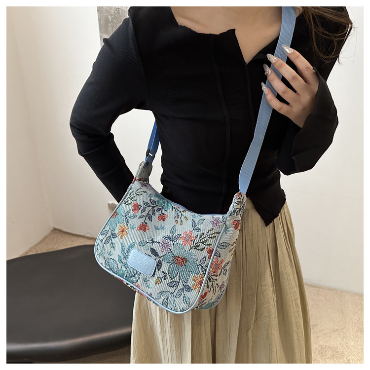 Popular fashion, simple, large-capacity printed trend 2024, fashionable patchwork canvas single-shoulder bag, small square bag, women's bag, trendy undefined
