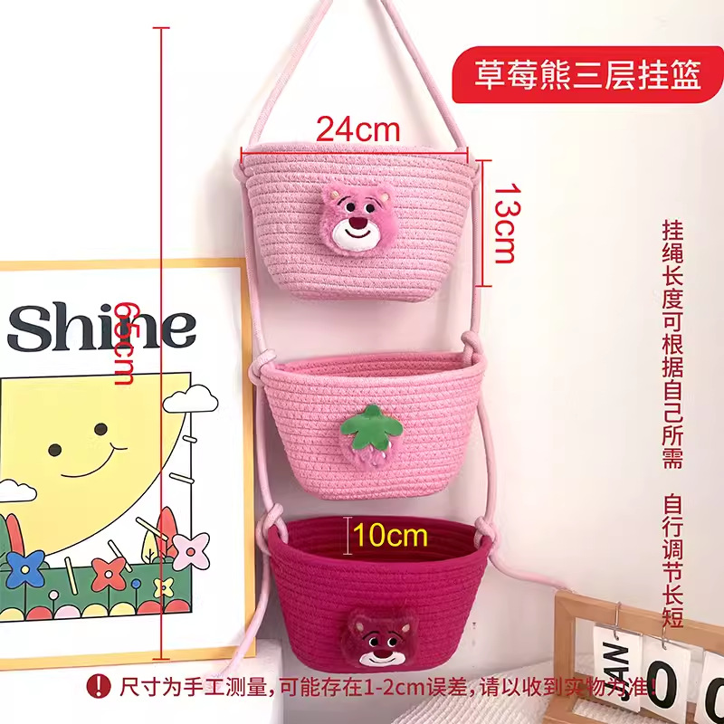 Cesta colgante de tres niveles con diseño de oso de peluche.