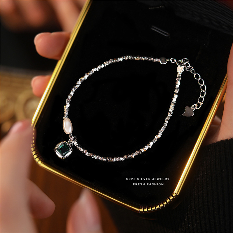 S Pure Emerald Zircon Shell Bead Bracelet for Women French Light Luxury High Grade, and Small Silver Fragmented_voghion.com