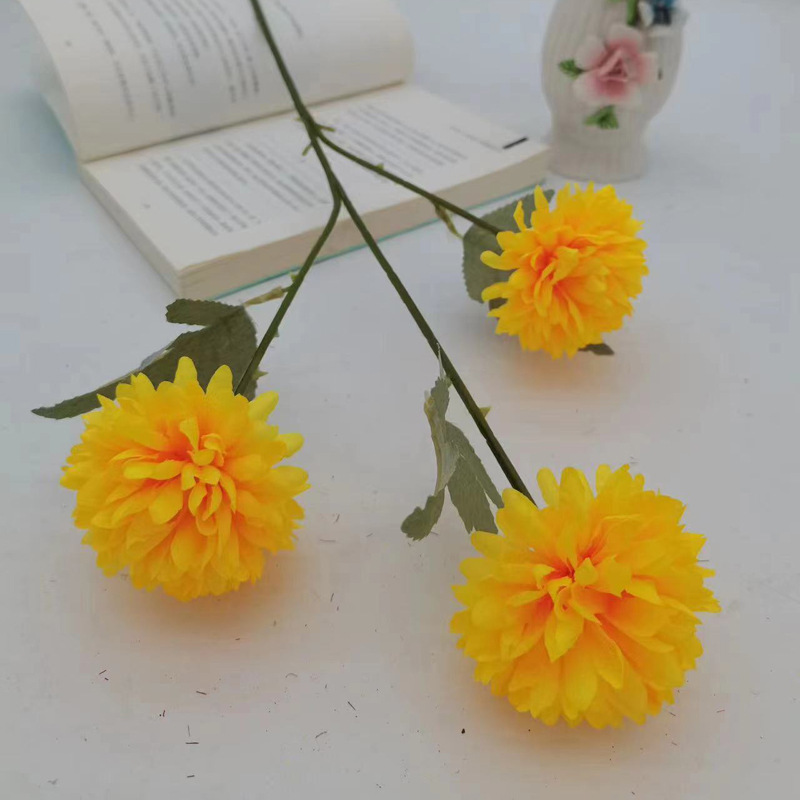 밝은 노란색
