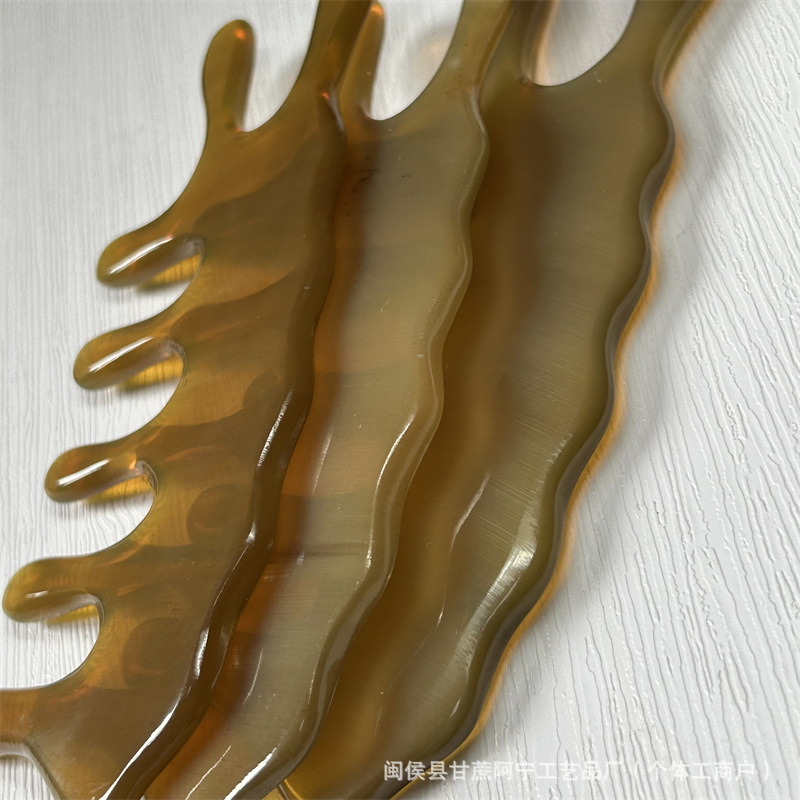 Horn Comb Scalp Massage Comb 5 Teeth Meridian Gua Sha Head Massager 10-15CM in use