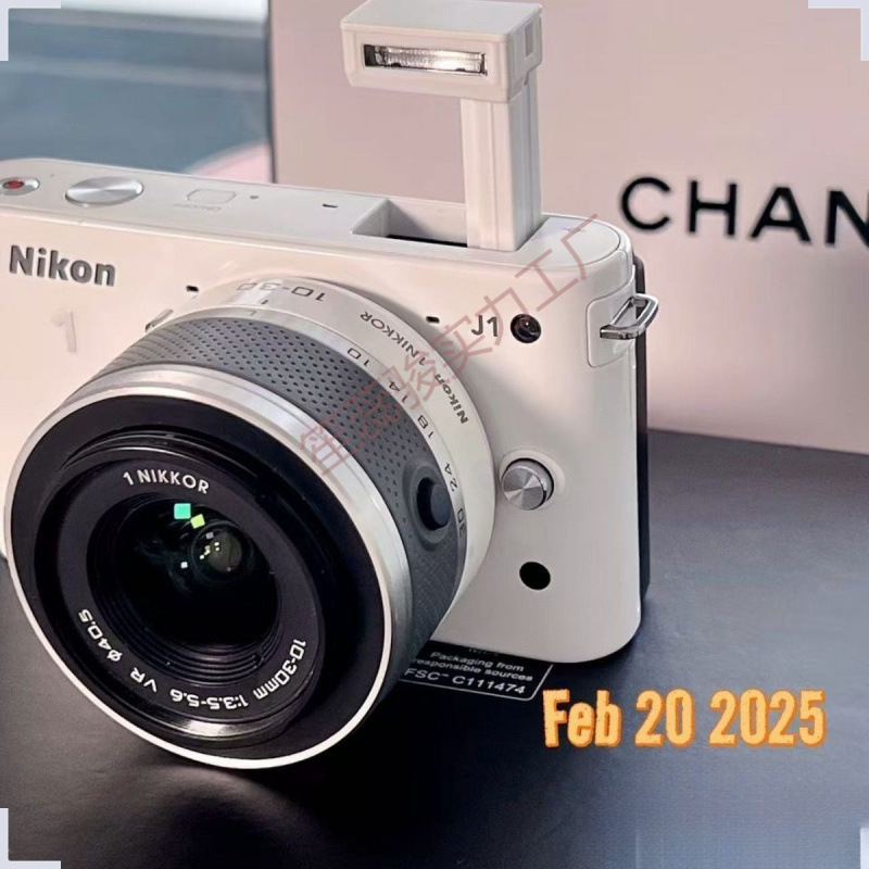 Compact CCD digital camera, dual‑camera HD video, auto‑focus, memory card bundles