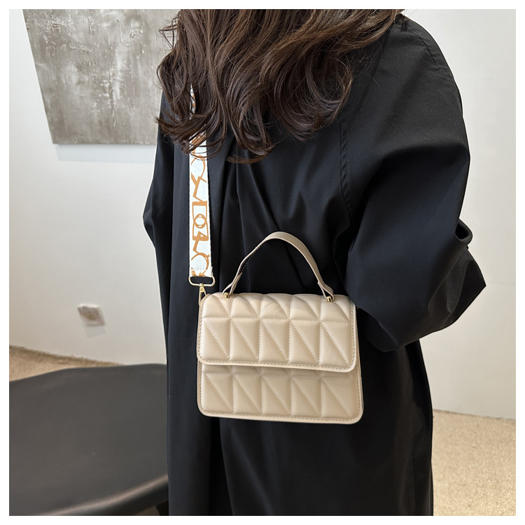 A stylish and simple diamond-shaped small square bag for the autumn and winter of 2024, featuring a solid color and a trendy single-shoulder bag for women undefined