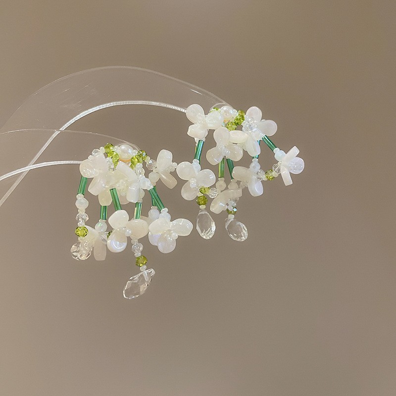 Pendientes de aguja plateados con pétalos de perlas con incrustaciones de diamantes y borlas, pendientes de tuerca de lujo ligeros y de alta gama con un diseño elegante y versátil.