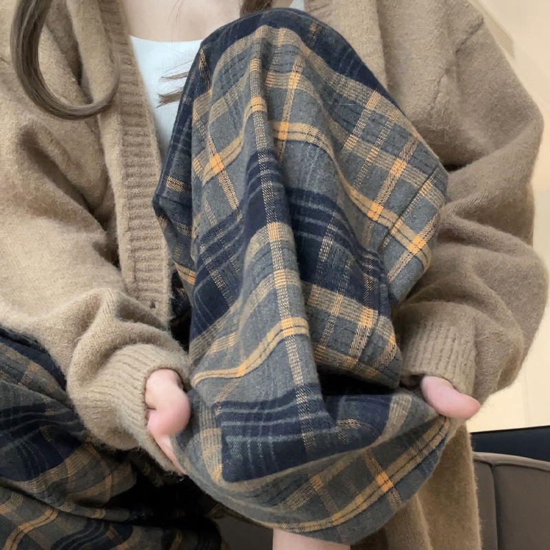 2025年秋冬向け、妊婦さん向けの裏起毛チェック柄パンツ。ゆったりとしたカジュアルで快適なハイウエストで、着痩せ効果も期待できる妊婦さん向け冬服です。