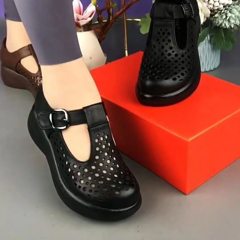 Four Seasons Hollow Mom Shoes Middle-Aged and Elderly Croc Shoes Women's 2025 New Anti-Slip Flat Sandals for Outerwear Versatile Women's Shoes