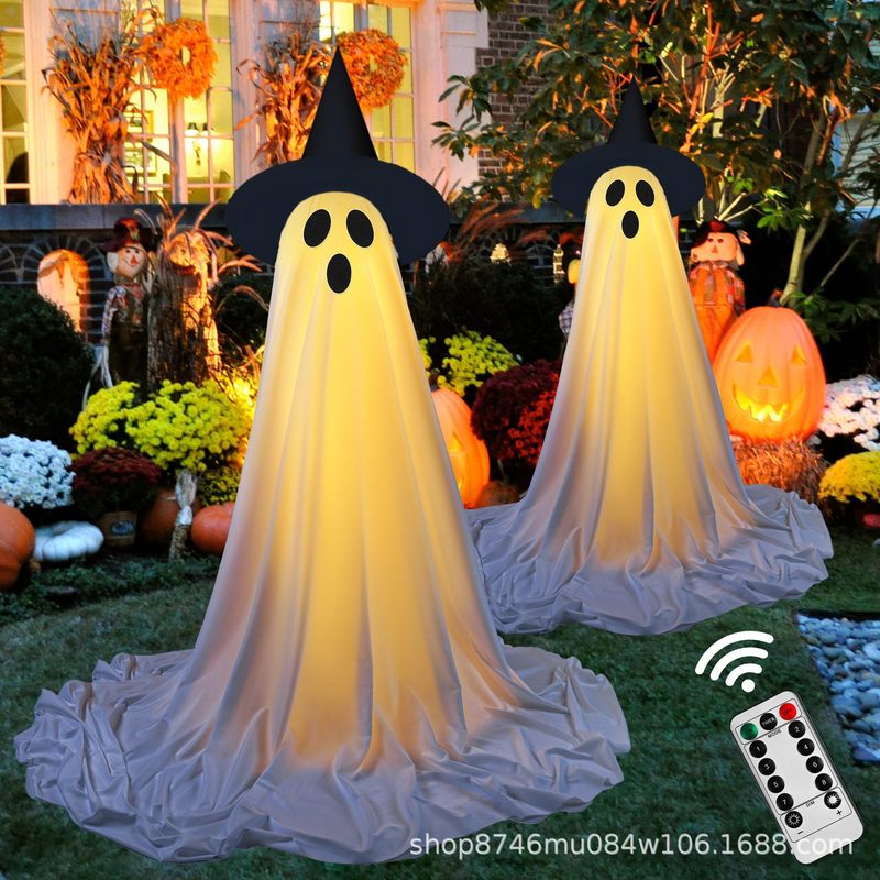 前の玄関に帽子をかぶって光る幽霊ハロウィーンは鬼の玄関の庭の幽霊ハロウィーンの装飾を立てます。|undefined