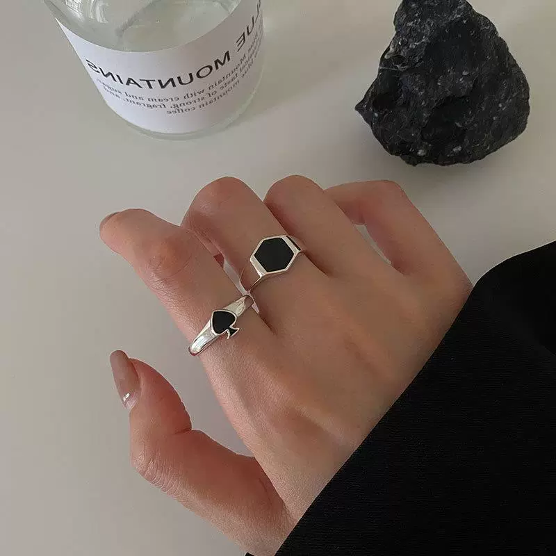 Черное модное дизайнерское кольцо, тренд сезона, на указательный палец.