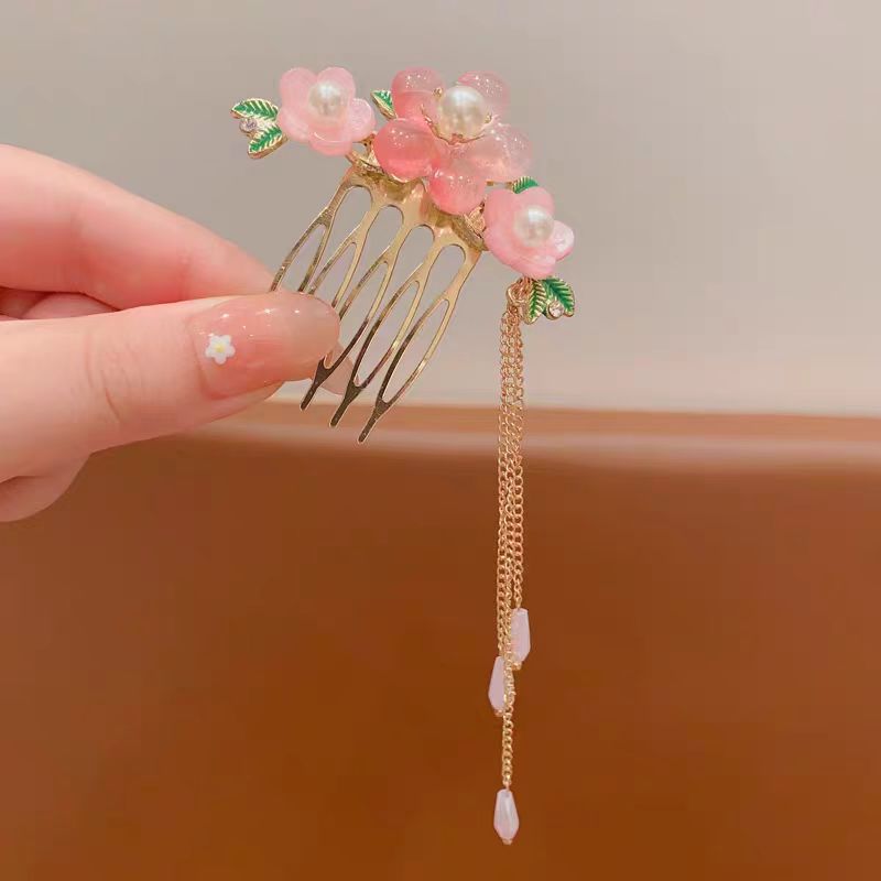 녹색 잎과 분홍색 꽃 술 머리 빗