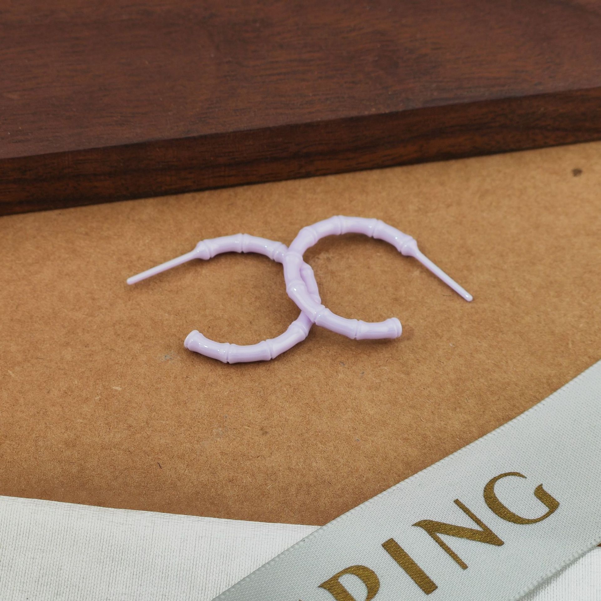 Xuping estilo simple temperamento aleación de cobre chapado pernos de orejas blancos fáciles de poner en el viento personalidad orejas de mujer al por mayor