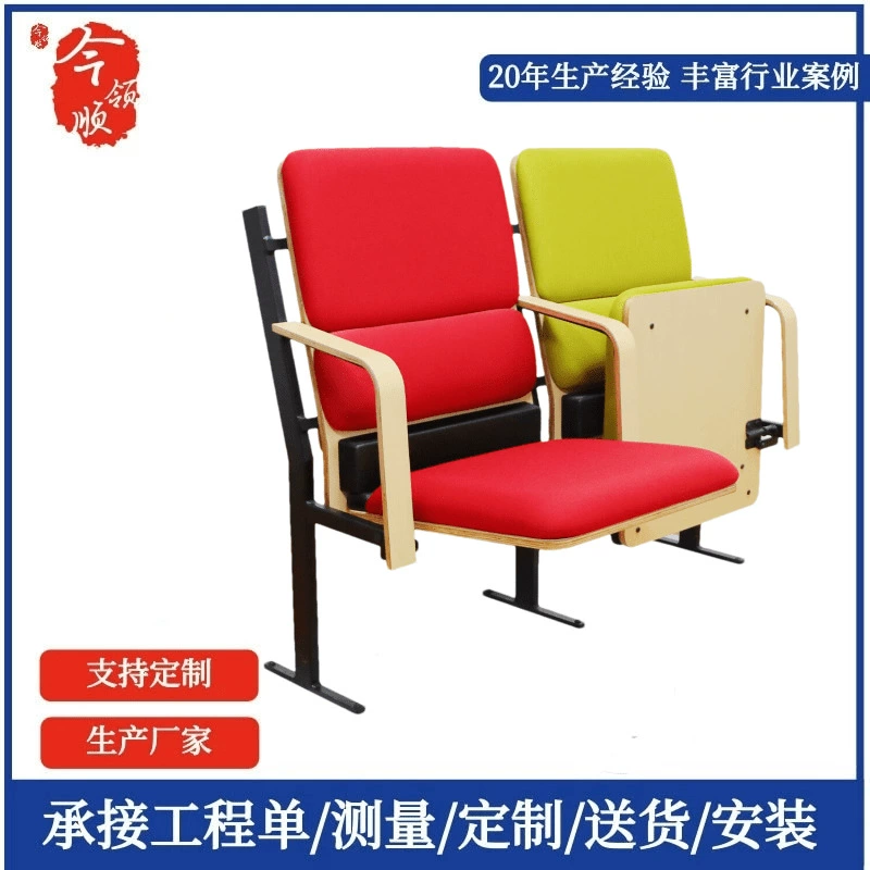 Стулья в ступенчатой классной комнате