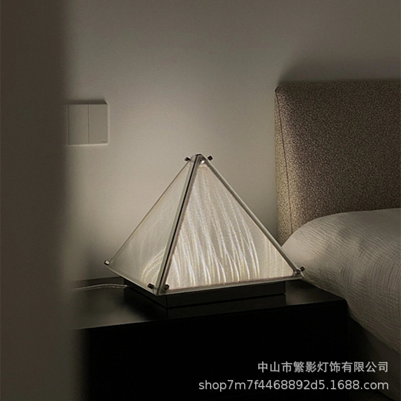 Art Decorativo lámpara de escritorio moderna y creativa simple sala de estar lámpara de cabezal de cama estudio sala modelo lámpara de vidrio pirámide decoración