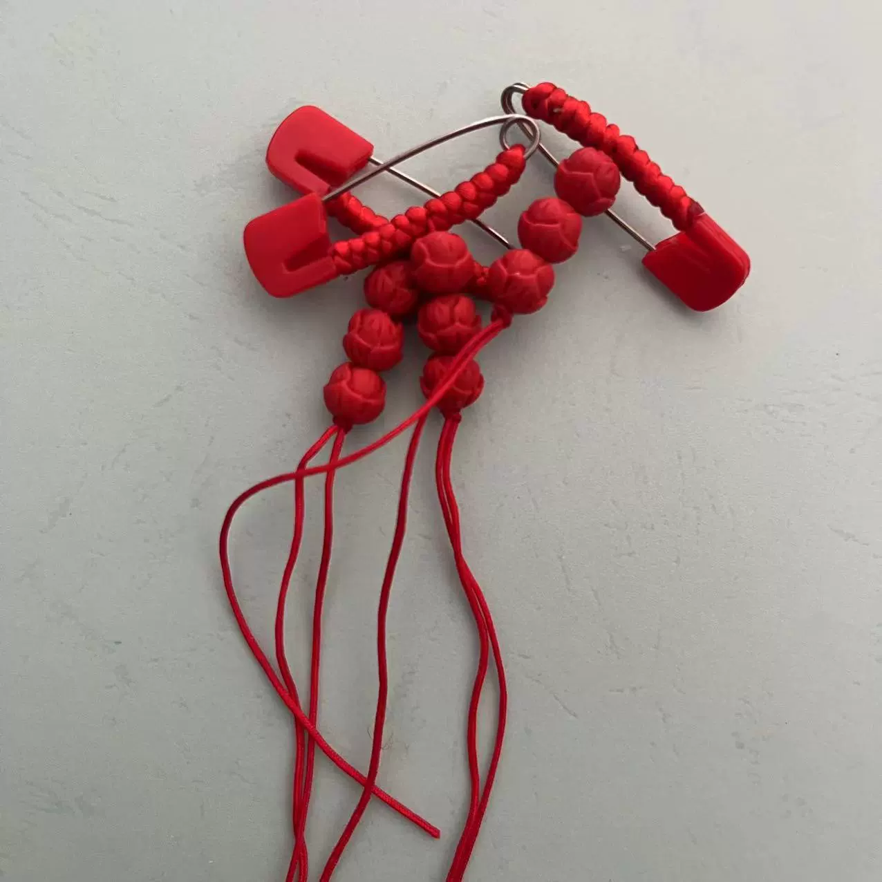 Брошь ручной работы из красной нити с бриллиантовым узлом для защиты и спокойствия, булавка для детей и младенцев, ароматизированный мешочек.