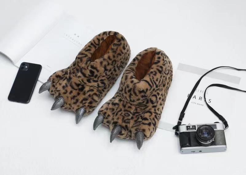 2023 Otoño e Invierno nuevos zapatos de garra de dibujos animados de terciopelo súper suave engrosada cómoda felpa de algodón zapatillas de gran tamaño zapatos