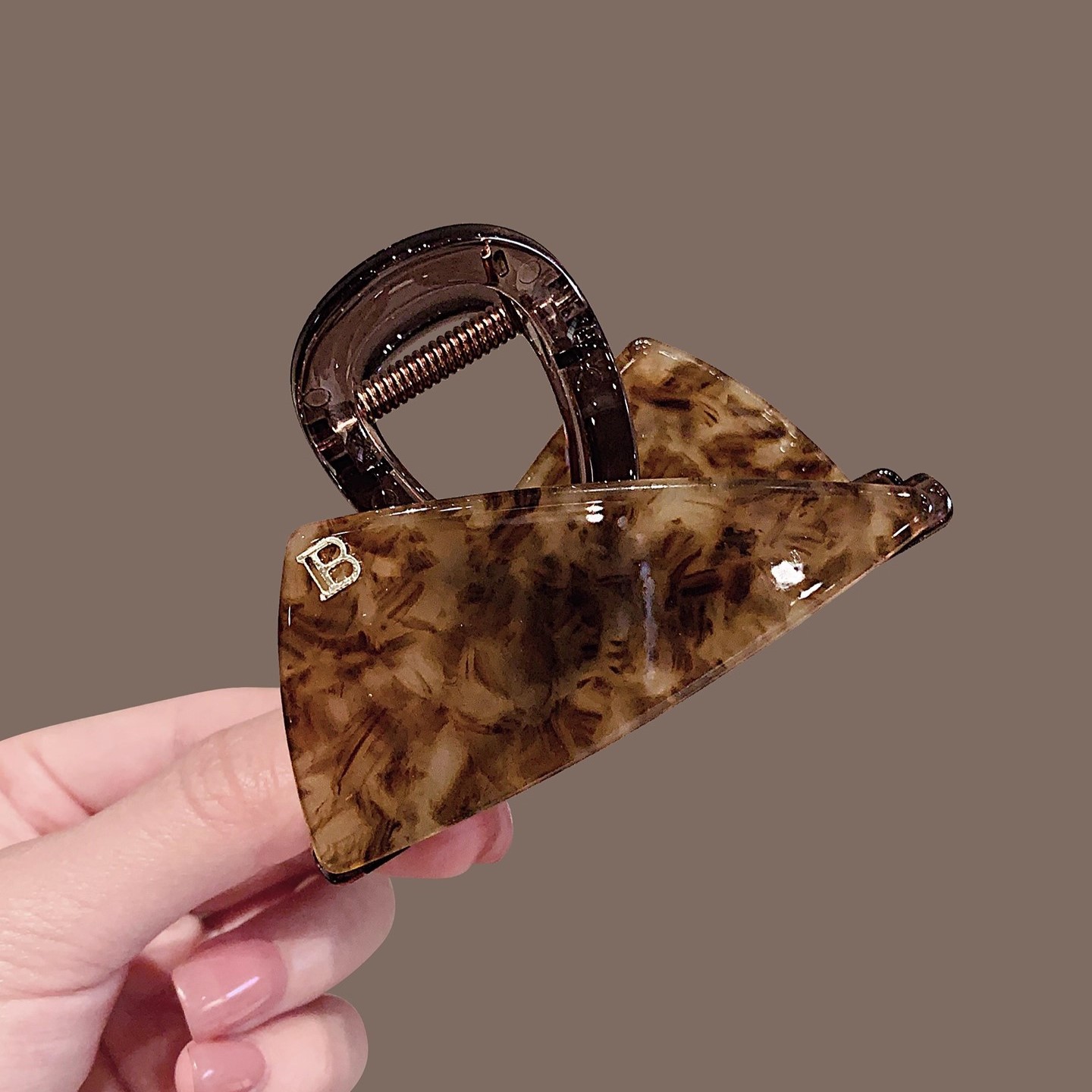 High-End Luxury Amber Texture Acetate Claw Clip for Women, New Stylish Medium-Sized Hairpin with a Sophisticated Feel, Half-Tied Shark Clip for the Back of the Head