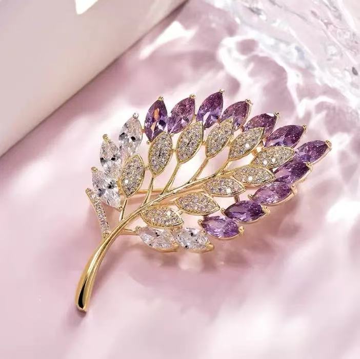 Exquisite Sparkling Diamond Cut Out Leaf Brooch for Women, Fashionable Rhinestone Corsage, Versatile High-End Sweater Pin, Accessories and Clothing
