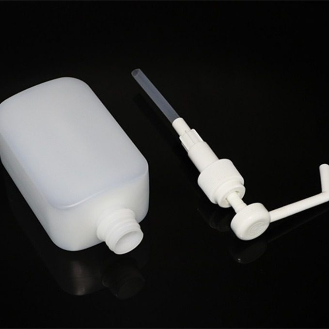 HDPE blanco plano cuadrado de plástico de boca larga de mango largo cabeza de la bomba botella de spray 500ml botella desinfectante de lavado de manos desechable