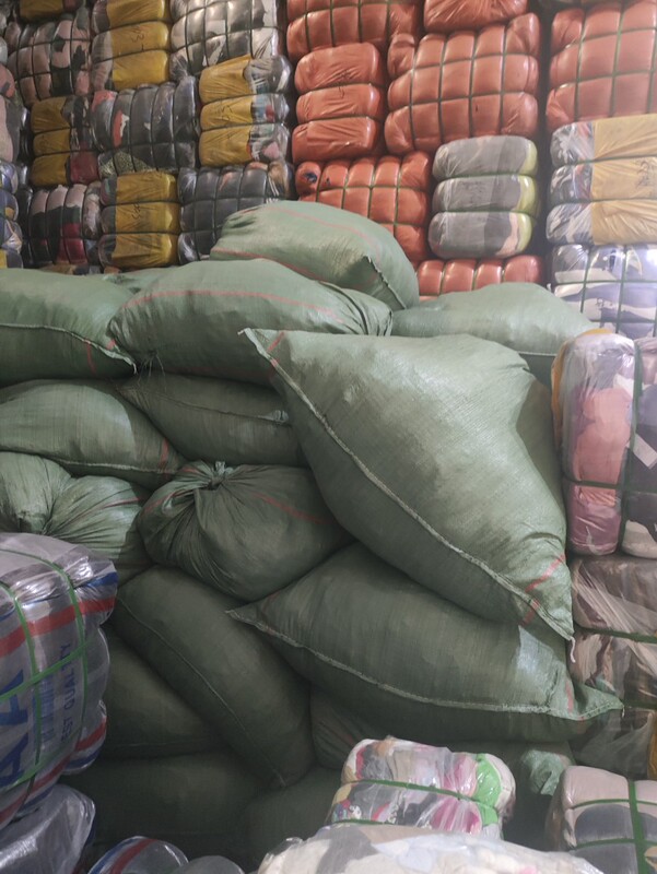 Second-Hand Clothes Recycled from Africa and Southeast Asia, Live Source Selection of Women's Cotton Clothes and Jackets, 2 Yuan 0.5kg Sold by the Pound Second-Hand Clothes Recycled from Africa and Southeast Asia, Live Source Selection of Women's Cotton Clothes and Jackets, 2 Yuan 0.5kg Sold by the Pound